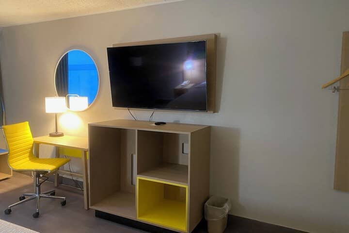 Room 10 of 27